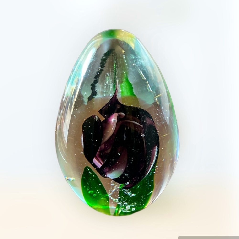 Beautiful 14 Oz Royal Purple Flower Glass Paperweight - Picture 2 of 3